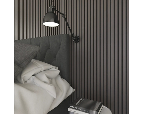 Schlafzimmer mit Bett, Wandleuchte und Wandpaneelen