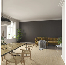 Wohnzimmer mit Esstisch, Stühlen, Sofa und Wandpaneelen für Innenausbau