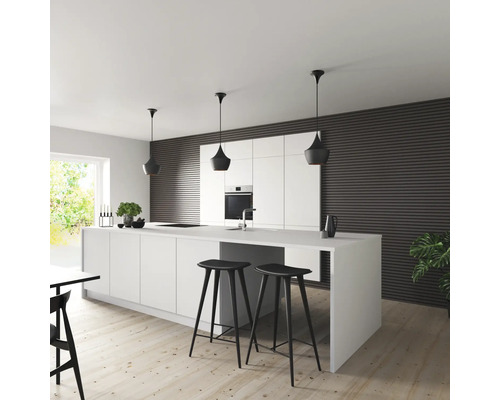 Moderne Küche mit Kücheninsel, Barhockern und Pendelleuchten