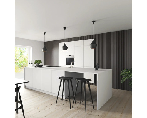 Helle Küche mit Kücheninsel, Barhockern und Pendelleuchten