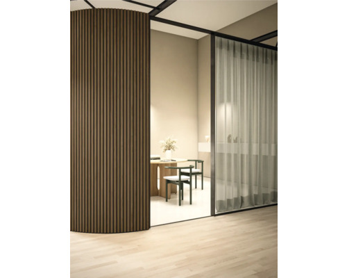 Innenraum mit Holzpaneelwand, Tisch und Stühlen