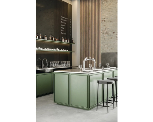 Interieuransicht einer Bar mit Theke, Regalen und Barhockern