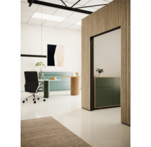 Helles Büro mit Schreibtisch, Bürostuhl, Kommode und Wandpaneelen