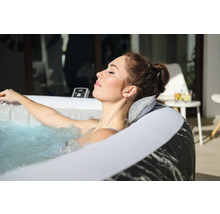 Frau entspannt in einem aufblasbaren Whirlpool mit Kopfstütze