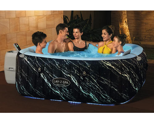 Familie entspannt in einem aufblasbaren Lay-Z-Spa Hollywood Whirlpool mit Marmoroptik