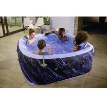 Aufblasbarer Lay-Z-Spa Whirlpool mit vier Personen im Wasser