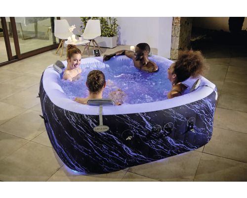 Aufblasbarer Lay-Z-Spa Whirlpool mit vier Personen im Wasser