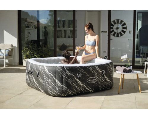 Aufblasbarer Whirlpool mit Muster und zwei Personen im Außenbereich
