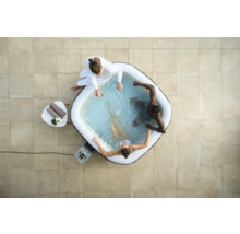 Aufblasbarer Whirlpool mit Personen von oben gesehen auf einer Terrasse