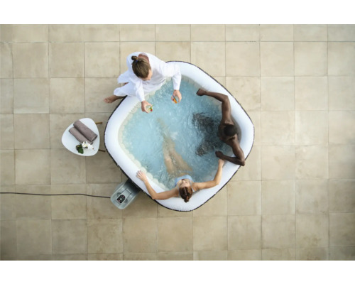 Aufblasbarer Whirlpool mit Personen von oben gesehen auf einer Terrasse