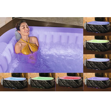 Frau entspannt in einem aufblasbaren Whirlpool mit LED-Beleuchtung und Marmor-Optik.