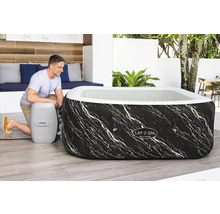 Aufblasbarer Lay-Z-Spa Hollywood Whirlpool mit Mann im Außenbereich