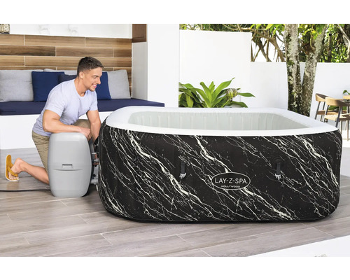 Aufblasbarer Lay-Z-Spa Hollywood Whirlpool mit Mann im Außenbereich