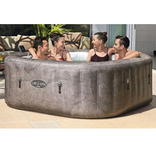 Aufblasbarer Lay-Z-Spa Whirlpool mit vier Personen im Garten.