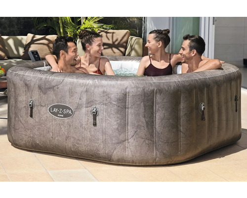 Aufblasbarer Lay-Z-Spa Whirlpool mit vier Personen im Garten.