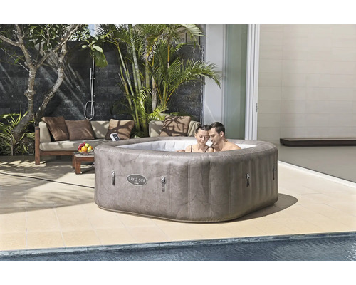 Aufblasbarer Lay-Z-Spa Whirlpool mit zwei Personen im Garten