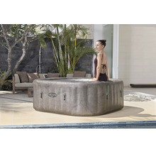 Aufblasbarer Lay-Z-Spa Whirlpool im Außenbereich mit sitzender Frau.