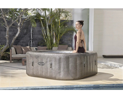 Aufblasbarer Lay-Z-Spa Whirlpool im Außenbereich mit sitzender Frau.