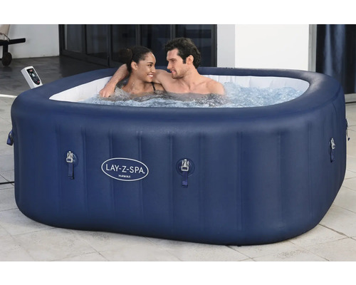 Aufblasbarer Lay-Z-Spa Hawaii Whirlpool mit zwei Personen im Wasser