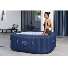 Aufblasbarer Lay-Z-Spa Hawaii mit einer Frau im Garten