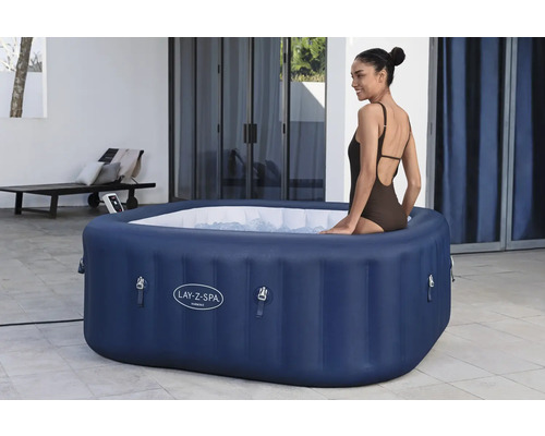 Aufblasbarer Lay-Z-Spa Hawaii mit einer Frau im Garten