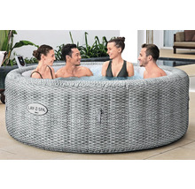 Aufblasbarer Lay-Z-Spa Bali Whirlpool mit vier Personen im Wasser