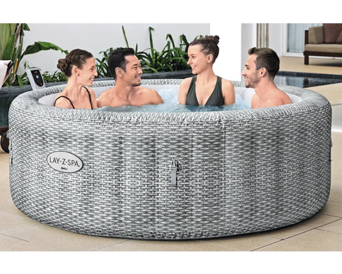 Aufblasbarer Lay-Z-Spa Bali Whirlpool mit vier Personen im Wasser