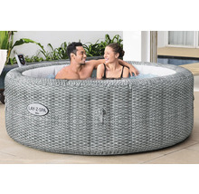 Aufblasbarer Lay-Z-Spa Bali mit zwei Personen im Wasser
