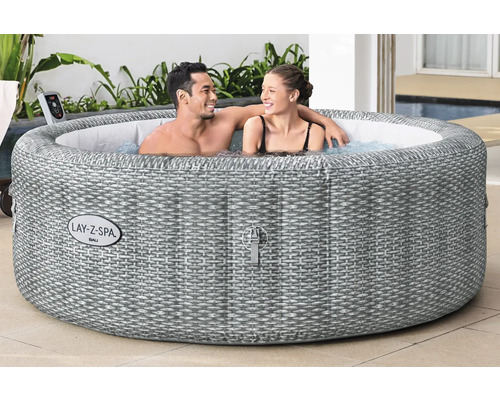 Aufblasbarer Lay-Z-Spa Bali mit zwei Personen im Wasser