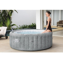 Aufblasbarer Lay-Z-Spa Bali Whirlpool mit einer Frau im Badeanzug