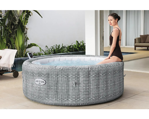 Aufblasbarer Lay-Z-Spa Bali Whirlpool mit einer Frau im Badeanzug