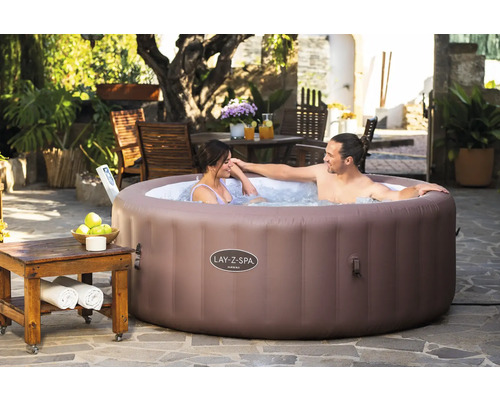 Aufblasbarer Lay-Z-Spa Hawaii Whirlpool mit zwei Personen im Garten