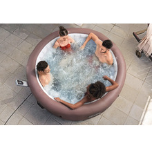 Aufblasbarer Whirlpool mit vier Personen im Wasser