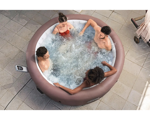 Aufblasbarer Whirlpool mit vier Personen im Wasser