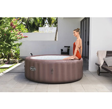 Aufblasbarer Whirlpool mit Frau im Garten