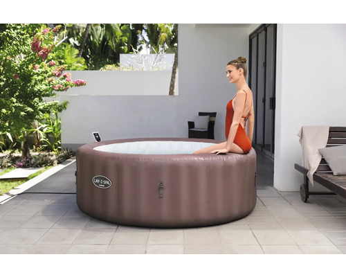 Aufblasbarer Whirlpool mit Frau im Garten