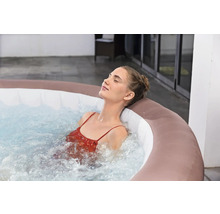 Frau entspannt in einem aufblasbaren Whirlpool im Innenbereich.