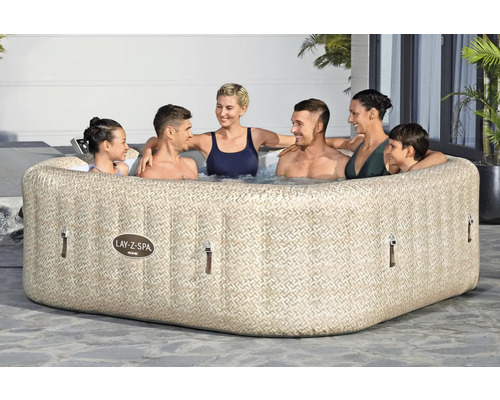 Aufblasbarer Lay-Z-Spa Whirlpool mit mehreren Personen im Wasser
