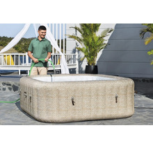 Aufblasbarer Whirlpool mit Mann und Wasserschlauch im Garten