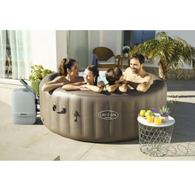 Aufblasbarer Lay-Z-Spa Whirlpool im Außenbereich mit vier Personen und Filterpumpe
