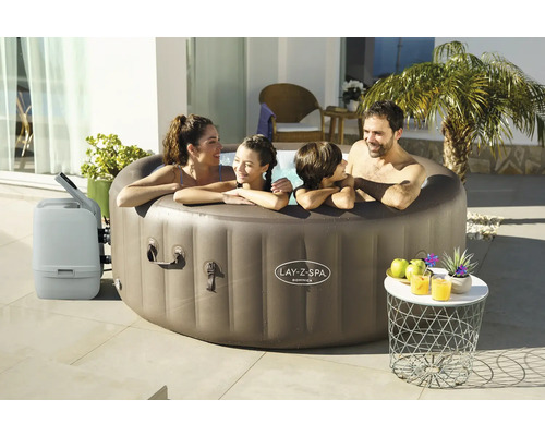 Aufblasbarer Lay-Z-Spa Whirlpool im Außenbereich mit vier Personen und Filterpumpe