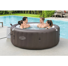 Aufblasbarer Lay-Z-Spa Whirlpool mit vier Personen im Wasser neben einem Pool