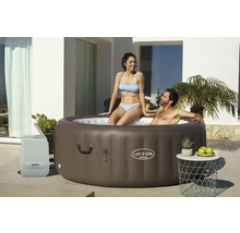 Aufblasbarer Lay-Z-Spa Dominica Whirlpool mit zwei Personen im Garten