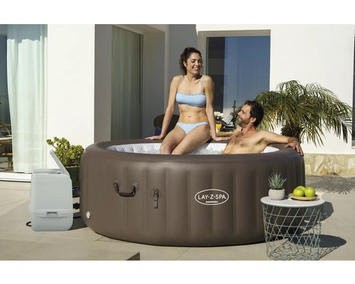 Aufblasbarer Lay-Z-Spa Dominica Whirlpool mit zwei Personen im Garten