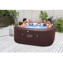Aufblasbarer Lay-Z-Spa Maldives Whirlpool mit Personen im Garten