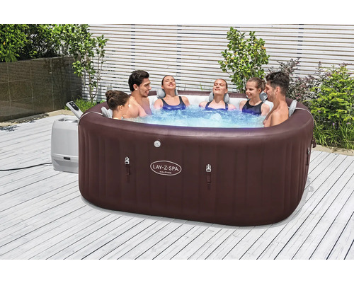 Aufblasbarer Lay-Z-Spa Maldives Whirlpool mit Personen im Garten