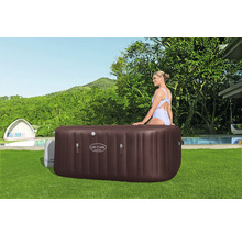 Lay-Z-Spa Maldives Whirlpool im Garten mit Frau