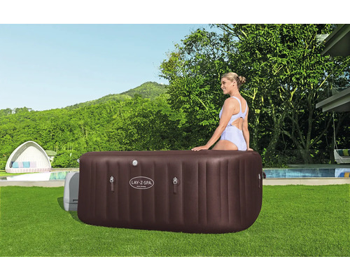 Lay-Z-Spa Maldives Whirlpool im Garten mit Frau