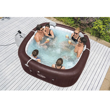 Aufblasbarer Whirlpool mit mehreren Personen im Garten auf einer Holzterrasse