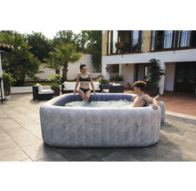 Aufblasbarer Lay-Z-Spa Whirlpool mit zwei Personen im Garten.